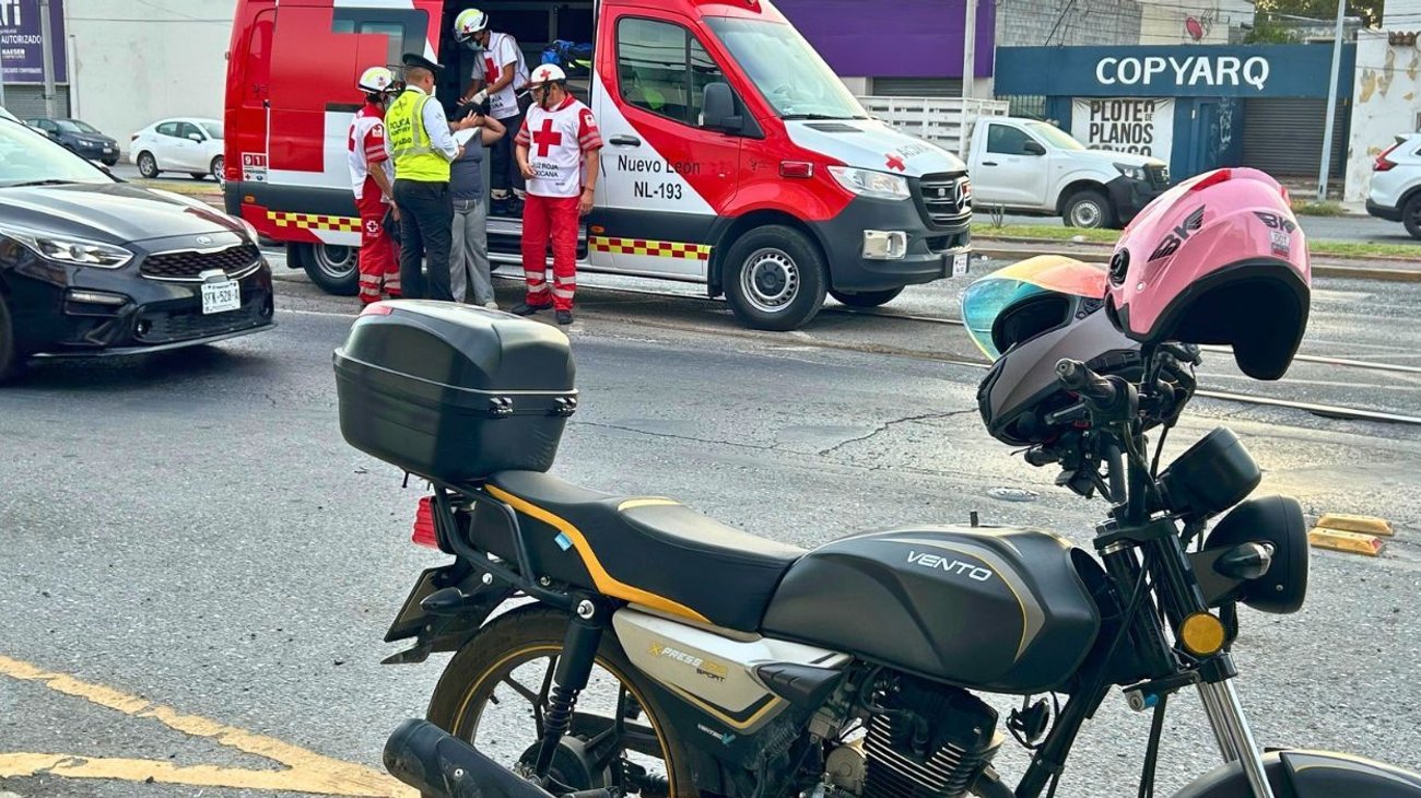 Embarazada cae de moto por vías del tren en Manuel L. Barragán