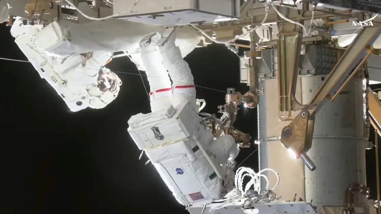 Dos mujeres astronautas de la NASA comienzan caminata espacial