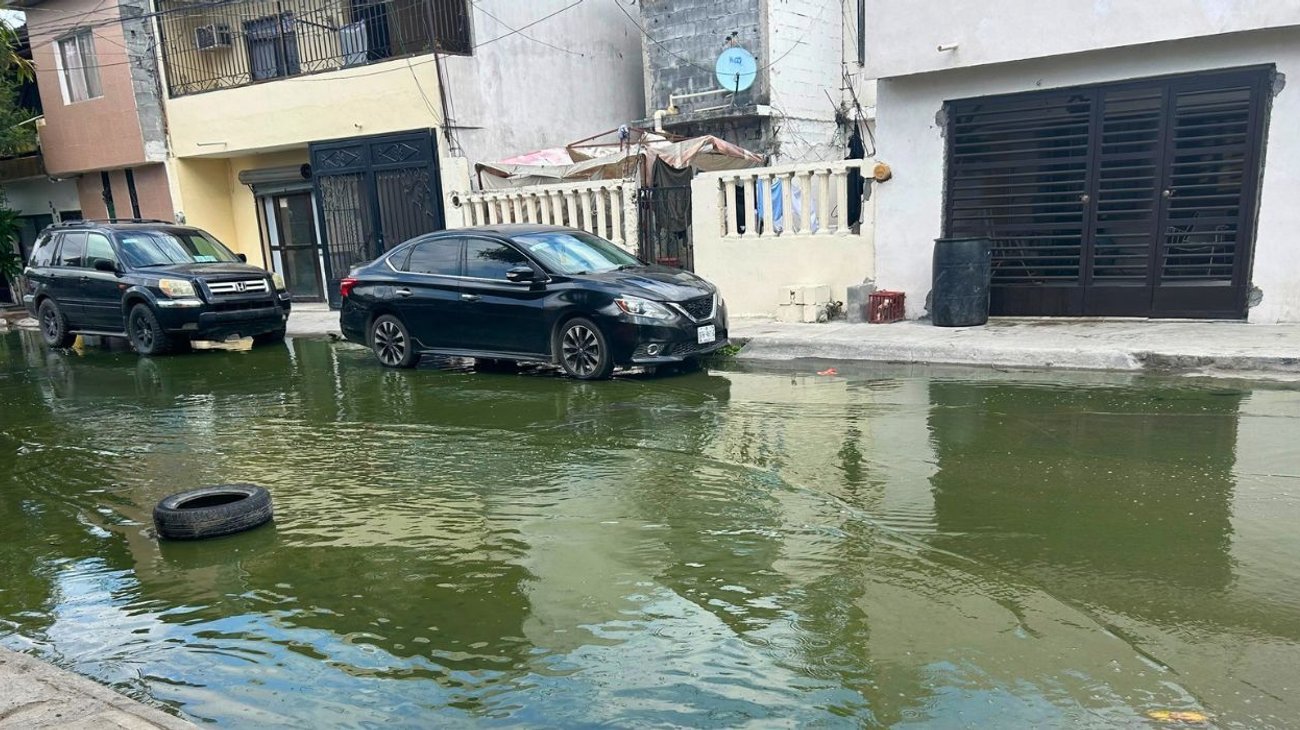 Calle de Escobedo se convierte en alberca de aguas residuales