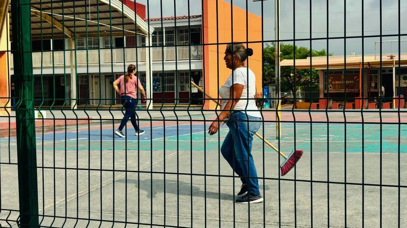 Combaten garrapatas en García con brigada de limpieza preventiva