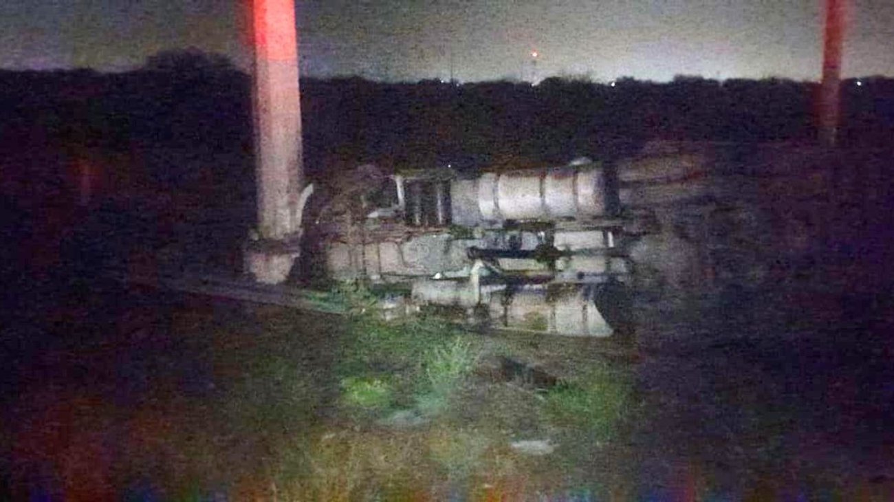 Camión vuelca y derriba torre de CFE en Salinas Victoria