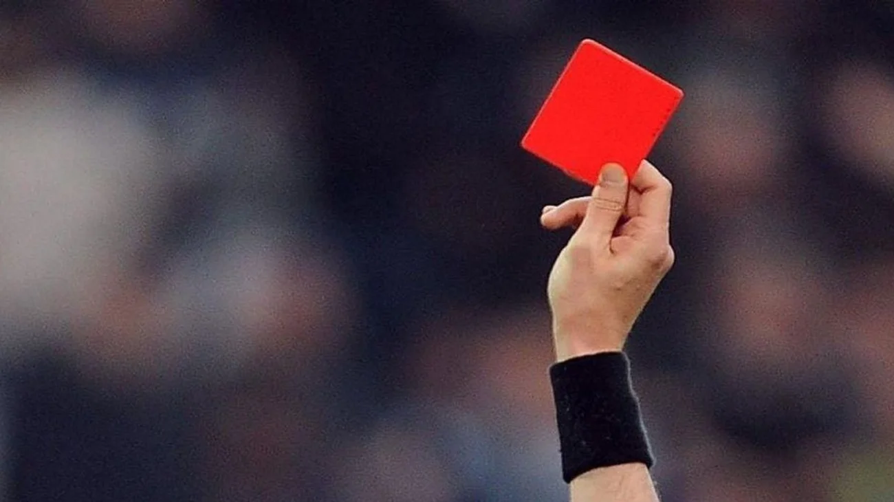 Suspenden a entrenador por llamar 'vaca' a árbitra en partido