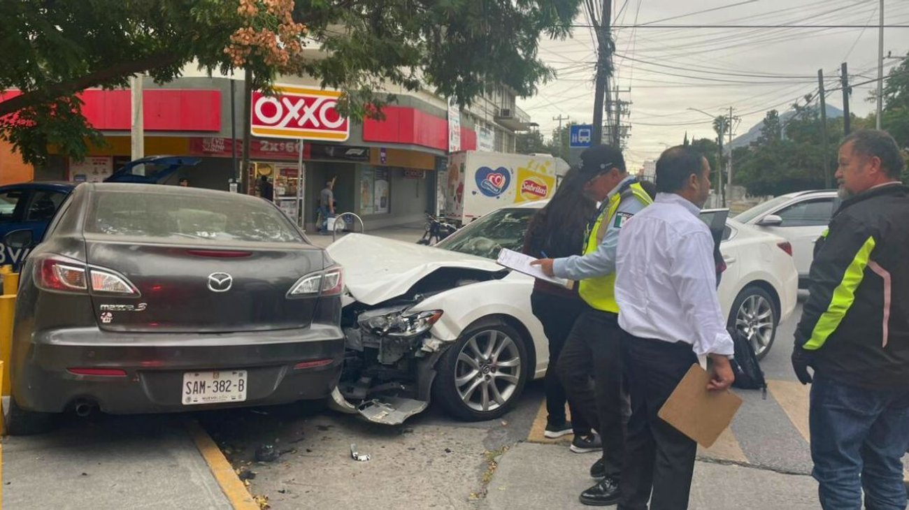 Accidente entre dos vehículos deja dos lesionados en Monterrey