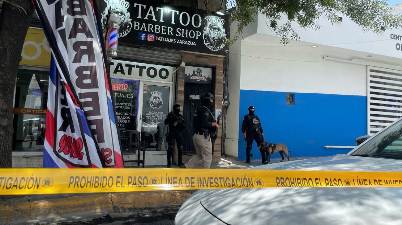 Catean inmueble tras arresto de hombres con un centenar de droga