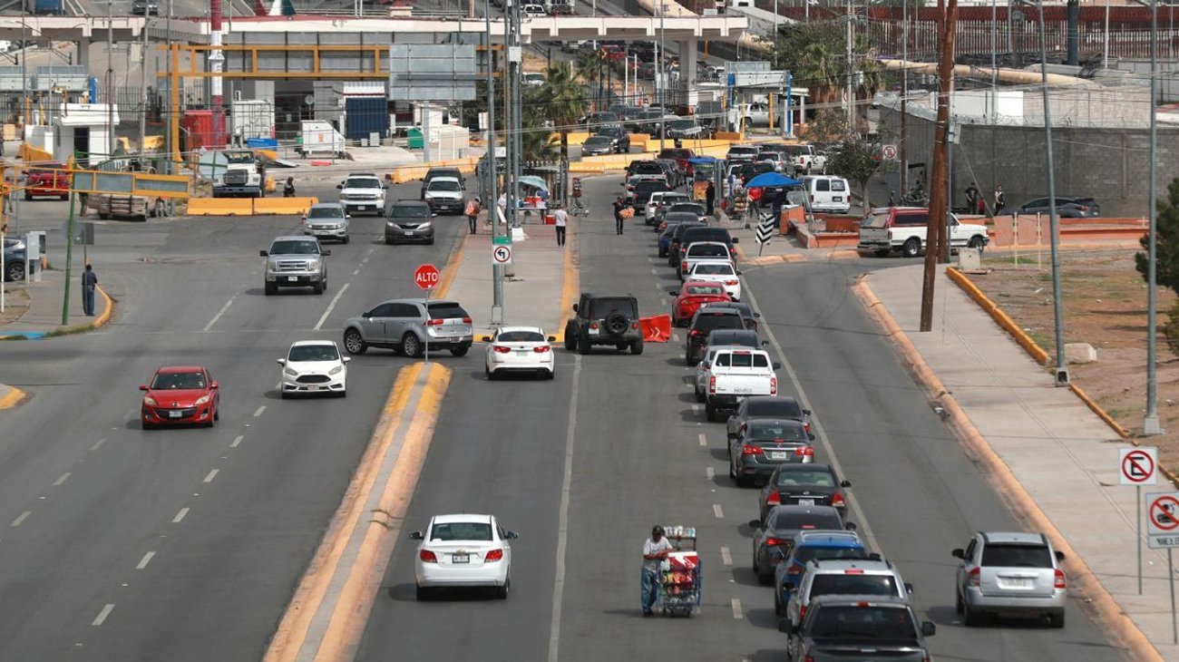 Largas filas en cruces fronterizos por cierre de gobierno en EUA