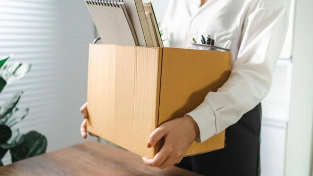 Despiden a mujer tras ausentarse para cuidar a su hija con cáncer