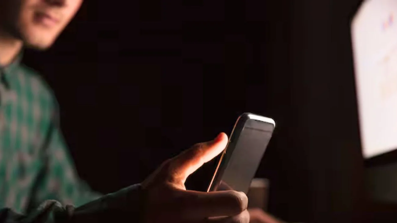 Hombre revisa el celular de su esposa y atenta contra su vida