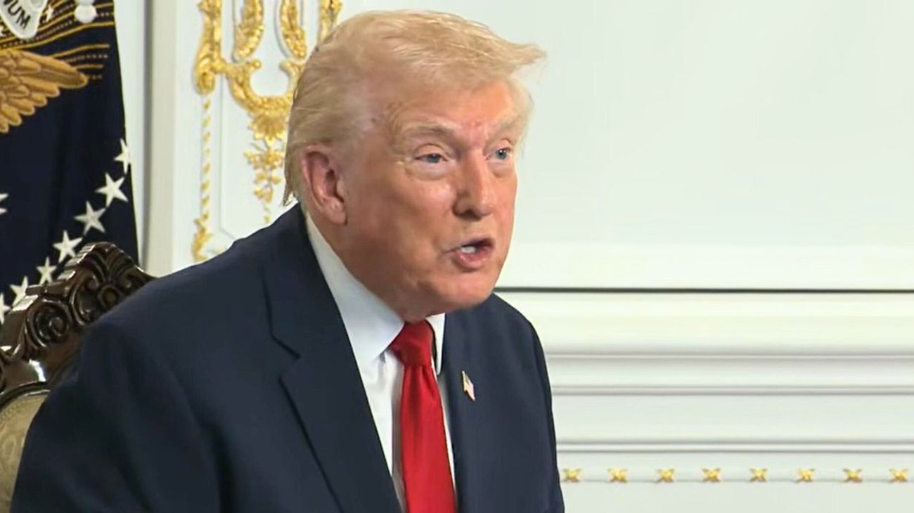 Trump llama 'estúpida' a reportera que preguntar sobre tiroteo