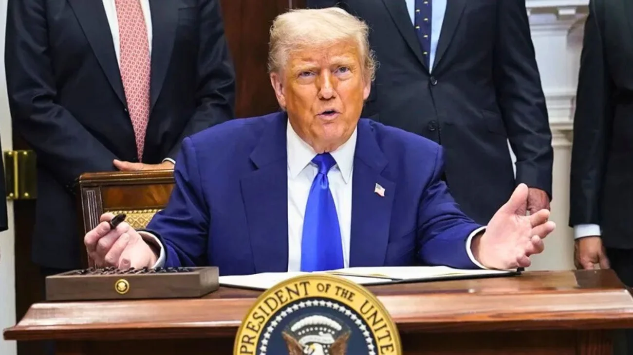 Trump exige a farmacéuticas bajar precios a medicamentos 