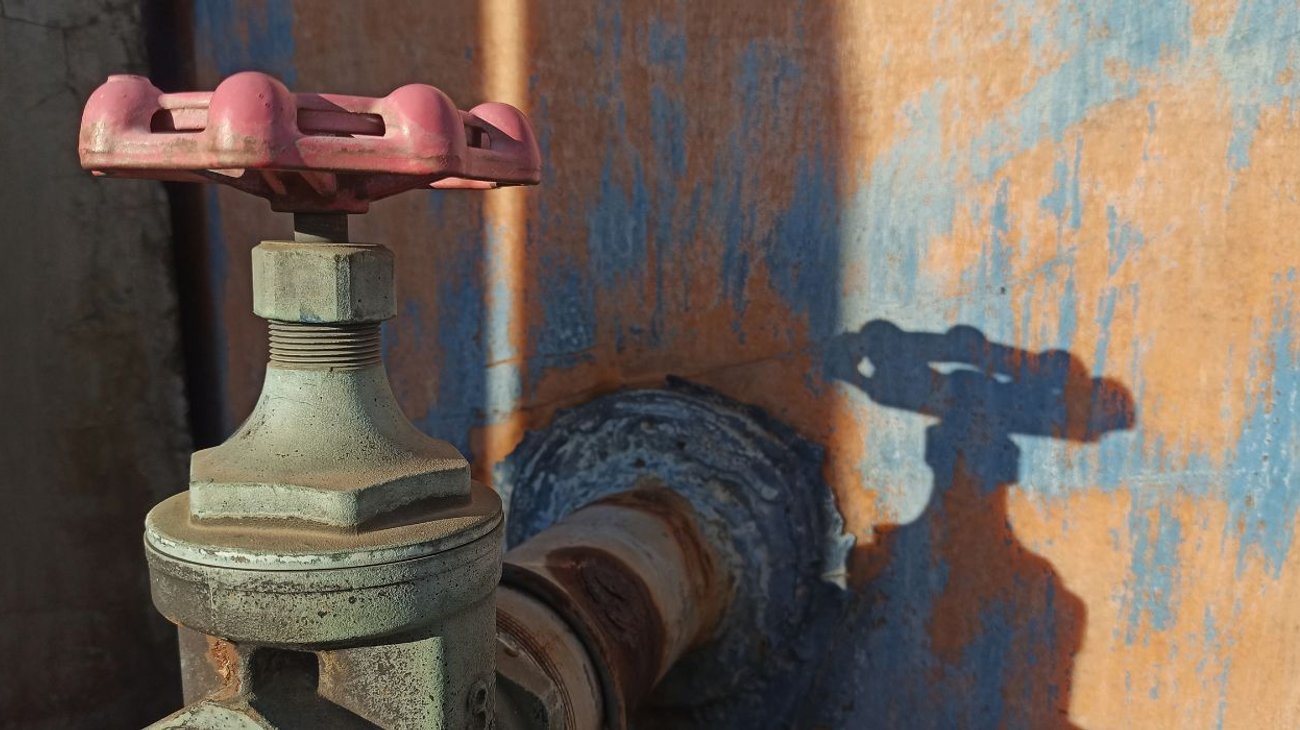 Detectan más de 100 tomas clandestinas de agua por semana