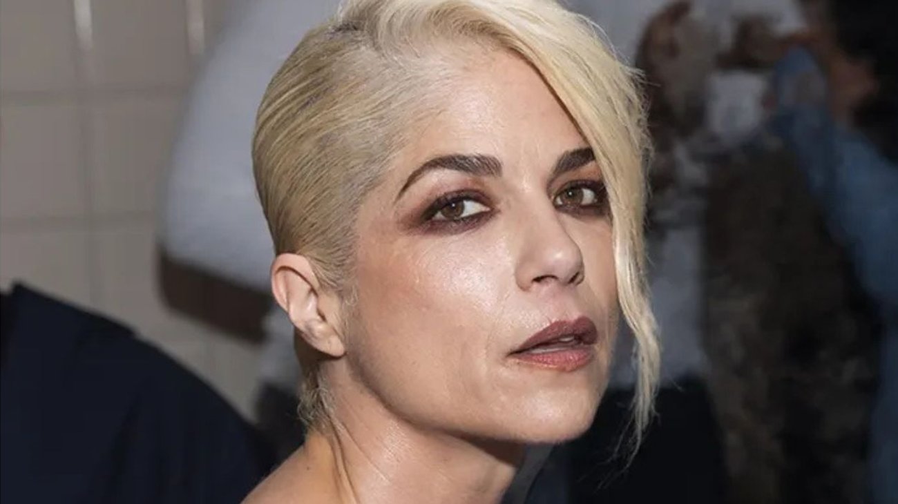Selma Blair sale bajo fianza tras arresto por incidente en avión