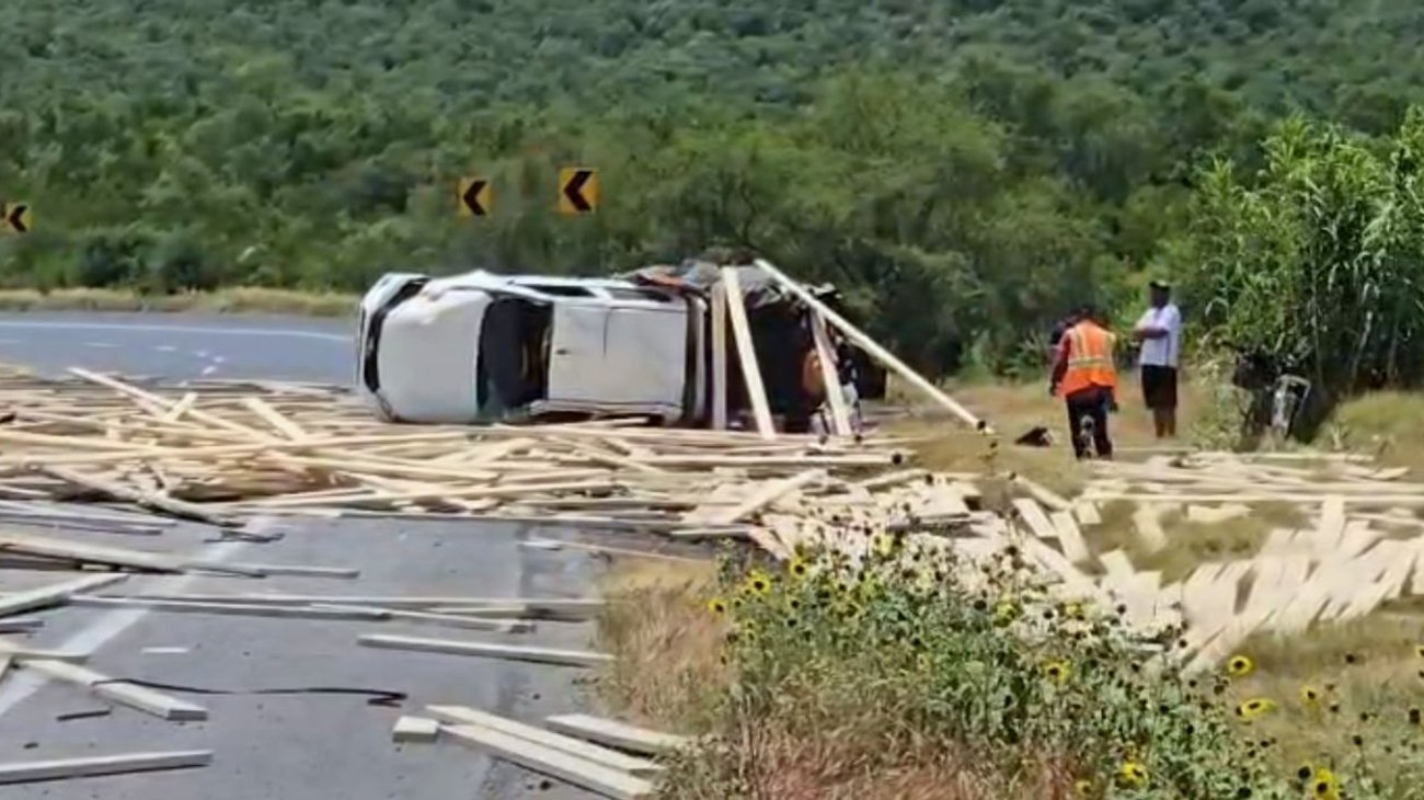 Tráiler choca con camioneta y vuelca en Montemorelos