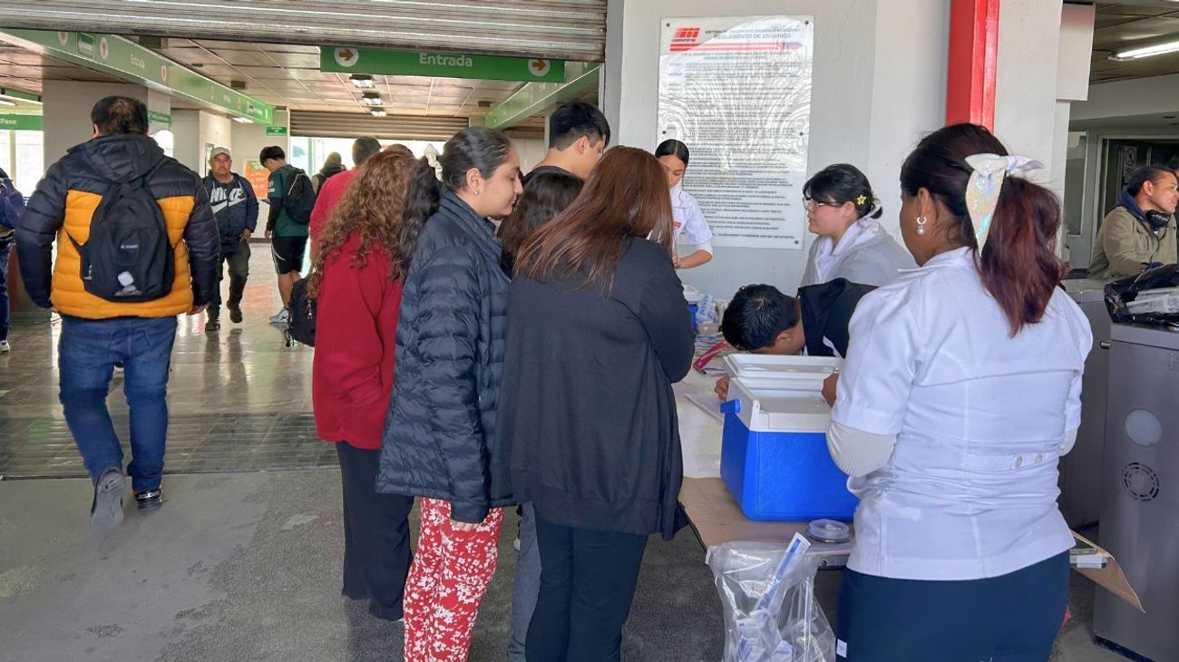 Sigue alta afluencia en módulos de vacunación