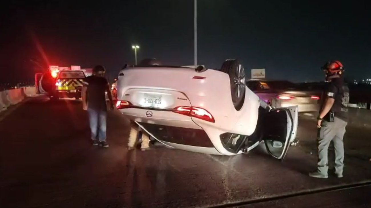 Vuelca auto en Santa Catarina; tres personas resultan ilesas