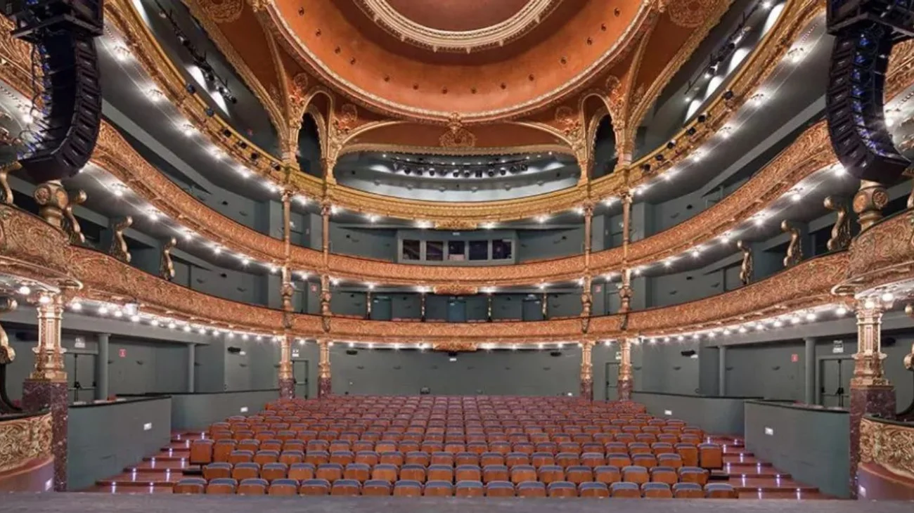 Evacúan a 1,500 personas por un incendio en un teatro de París