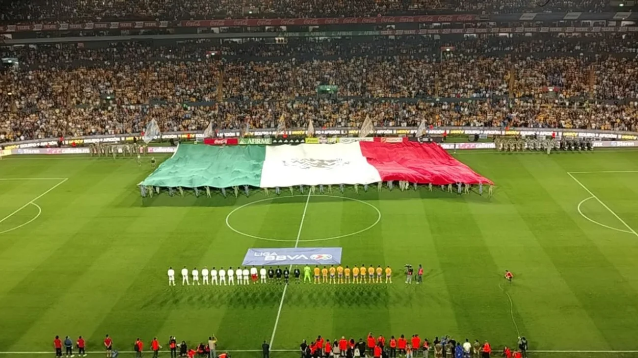 Homenaje a fechas patrias durante el partido de Tigres