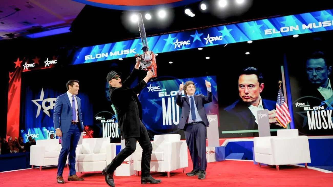 Presidente argentino le regala a Elon Musk una motosierra