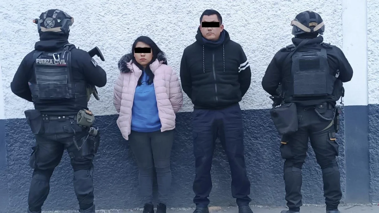 Detienen a pareja en posesión de arma larga y drogas en Monterrey