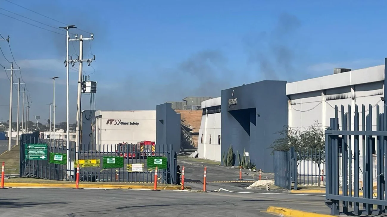 Vuelve a incendiarse en sus escombros fábrica en Apodaca 