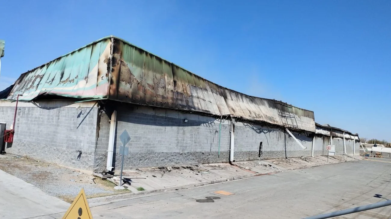 Hallan dinero cerca de la puerta de la tienda que se incendió