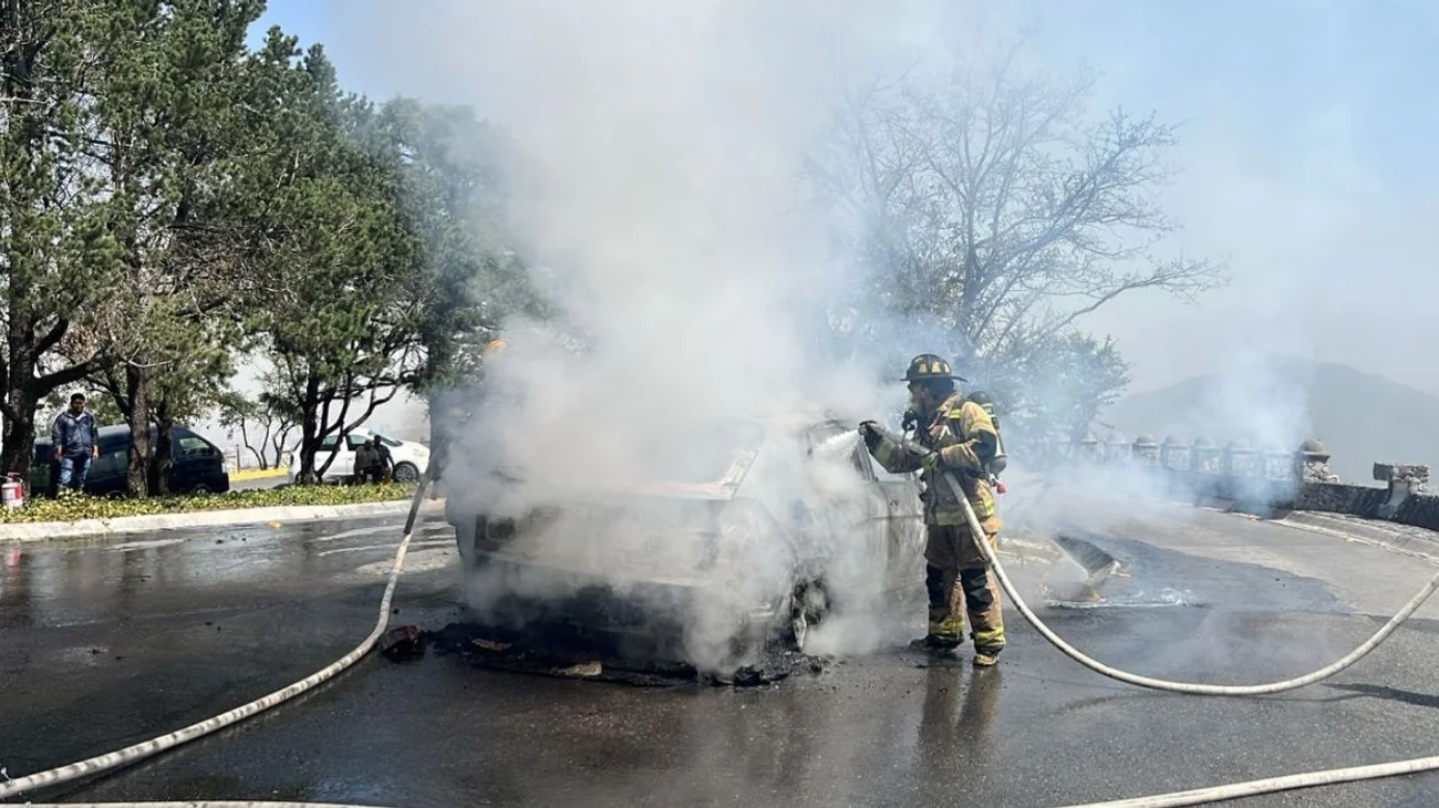Vehículo es consumido por el fuego en San Pedro