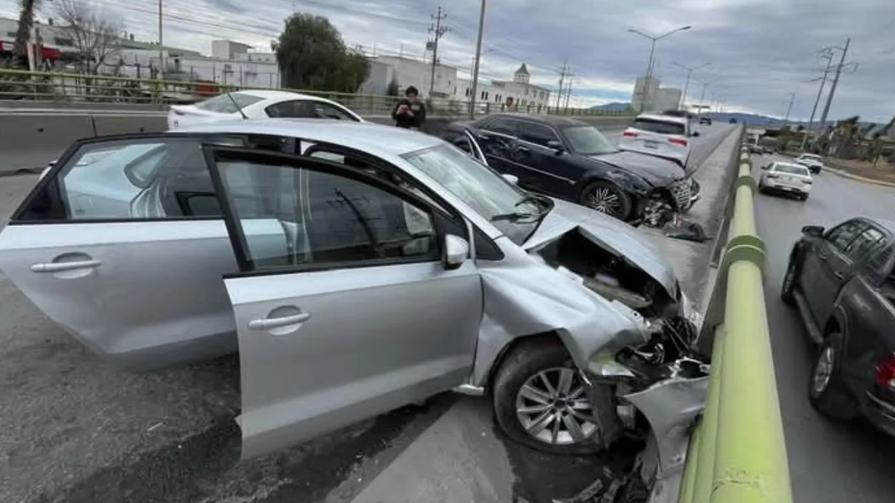 Choque en el periférico LEA deja daños materiales y caos vial