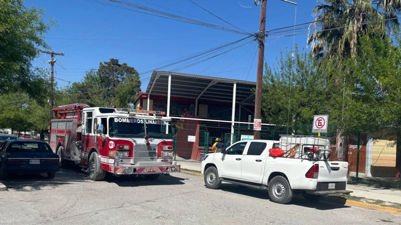 Desalojan al menos a 100 estudiantes por incendio en Linares