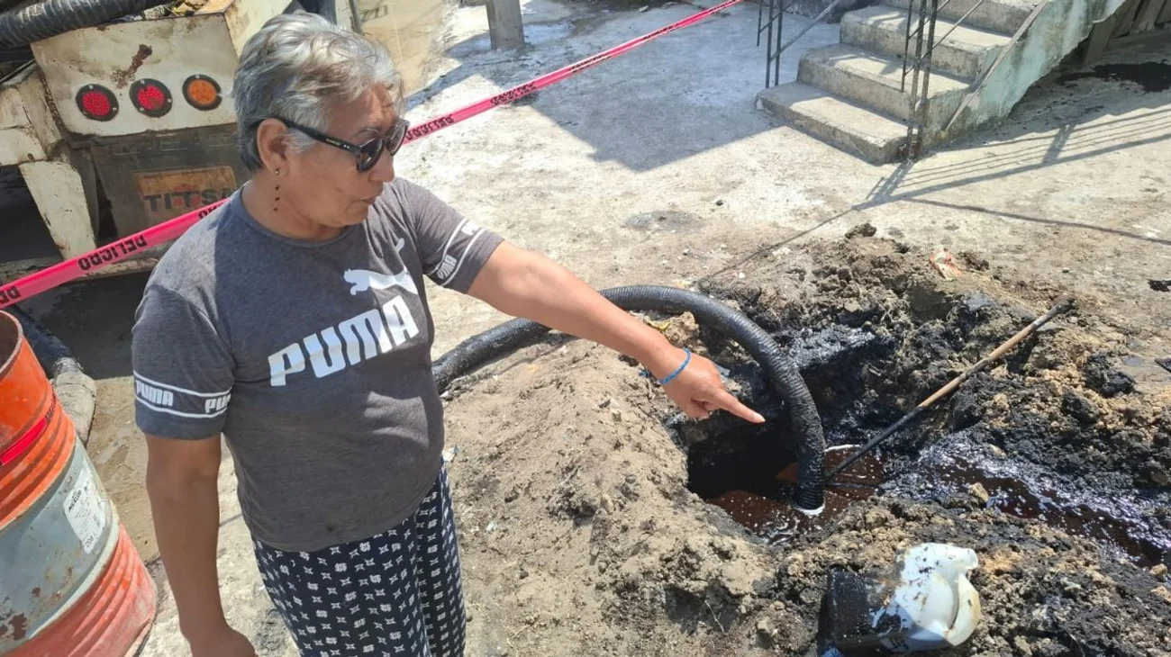 Línea de Pemex revienta en medio de un fraccionamiento