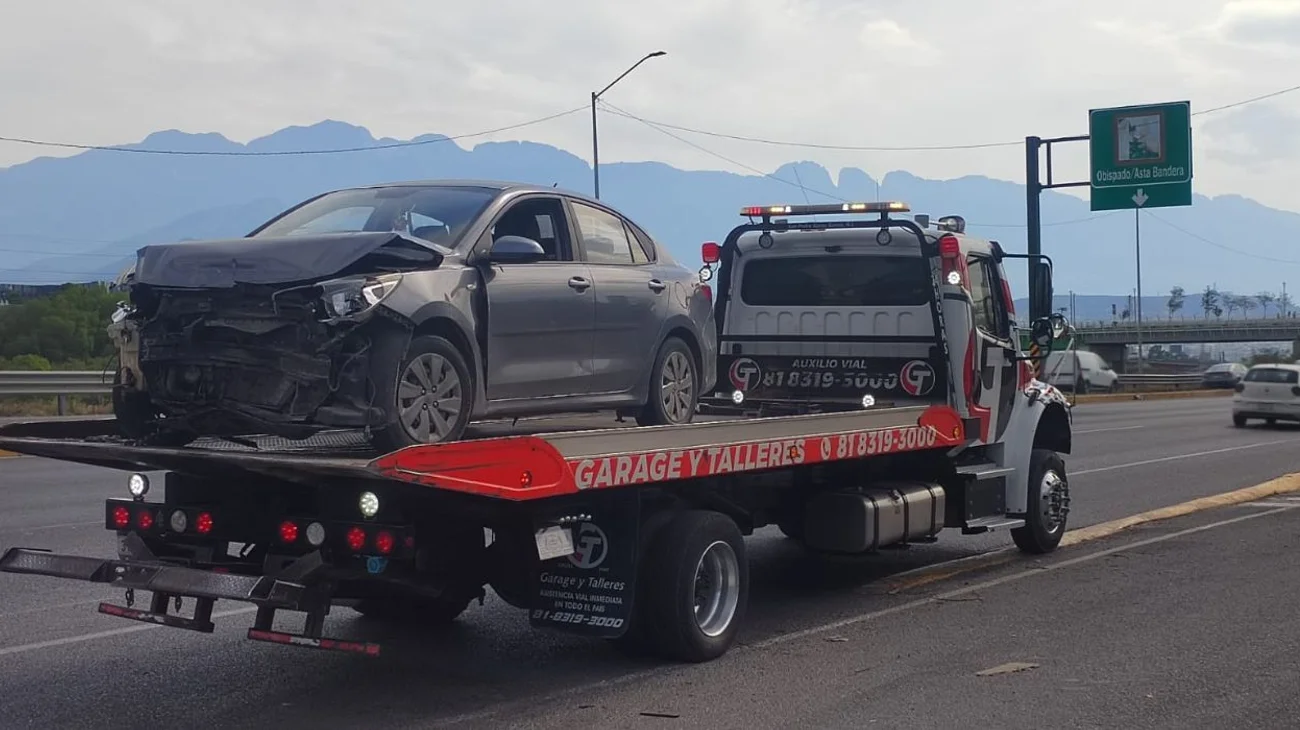 Automovilista se estrella en avenida Constitución