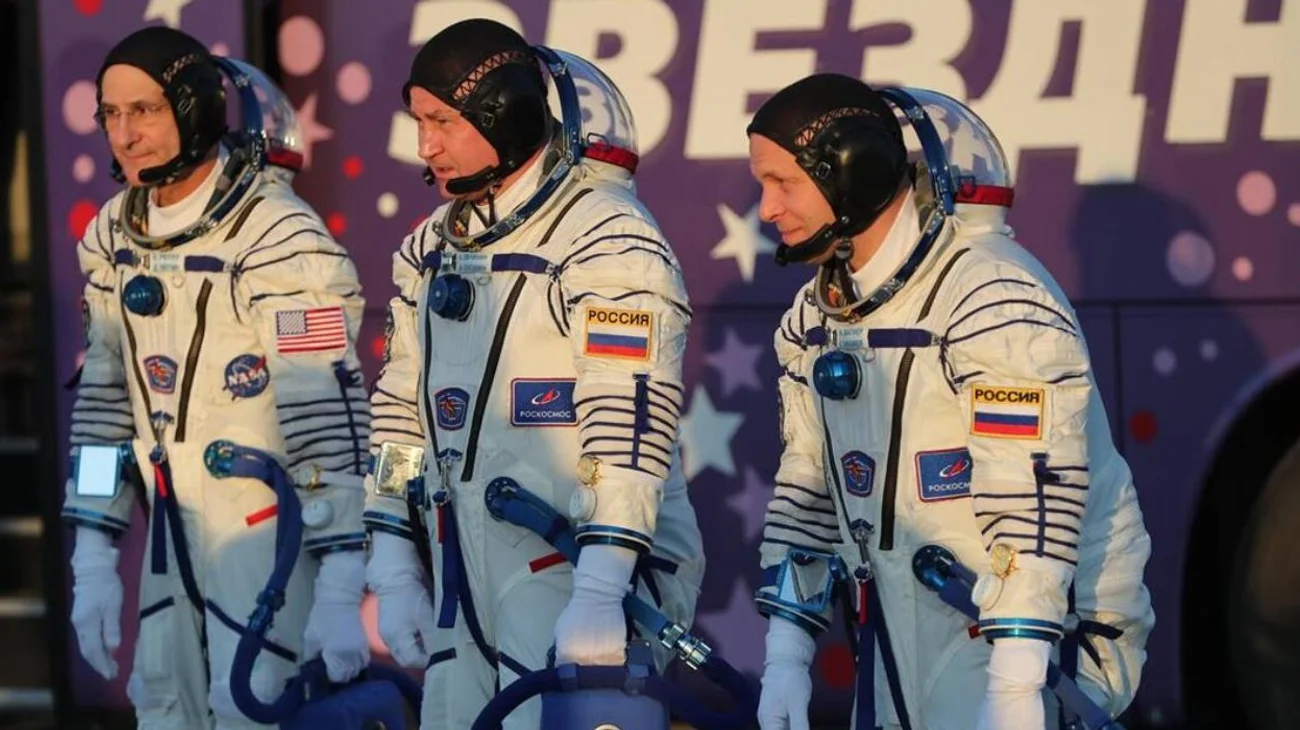 Nave rusa Soyuz regresa a la Tierra con tres astronautas