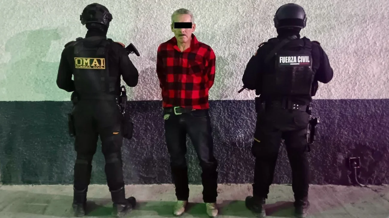 Detienen a hombre armado con dos pistolas abastecidas