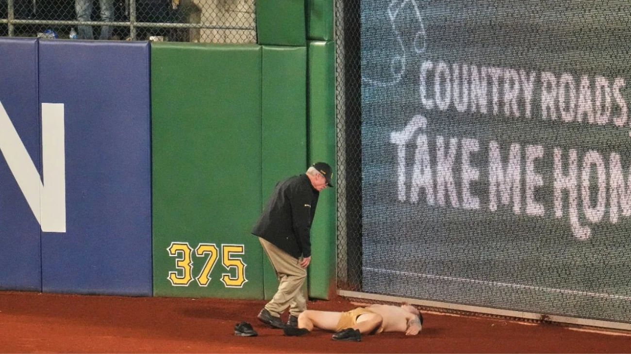 Hombre cae desde el muro Clemente en PNC Park