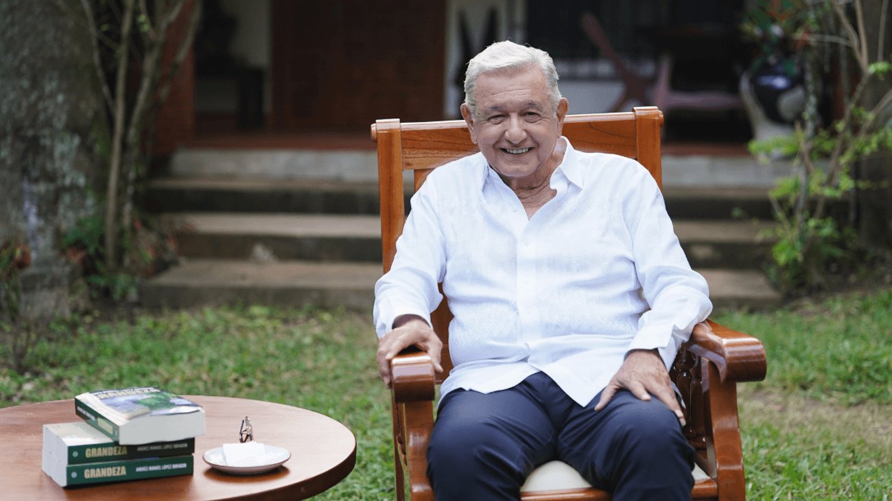 AMLO reaparece para promocionar su libro 'Grandeza'