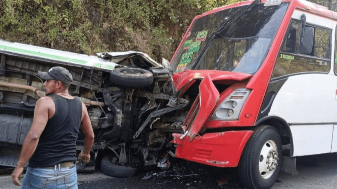 Choque frontal deja dos muertos y 20 lesionados en Edomex