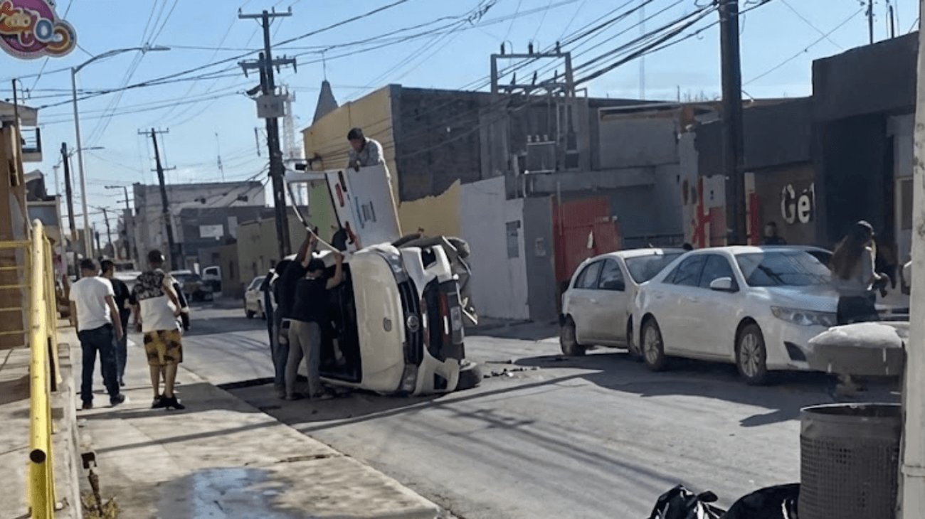 Se vuelca tras chocar contra vehículos estacionados en Cadereyta
