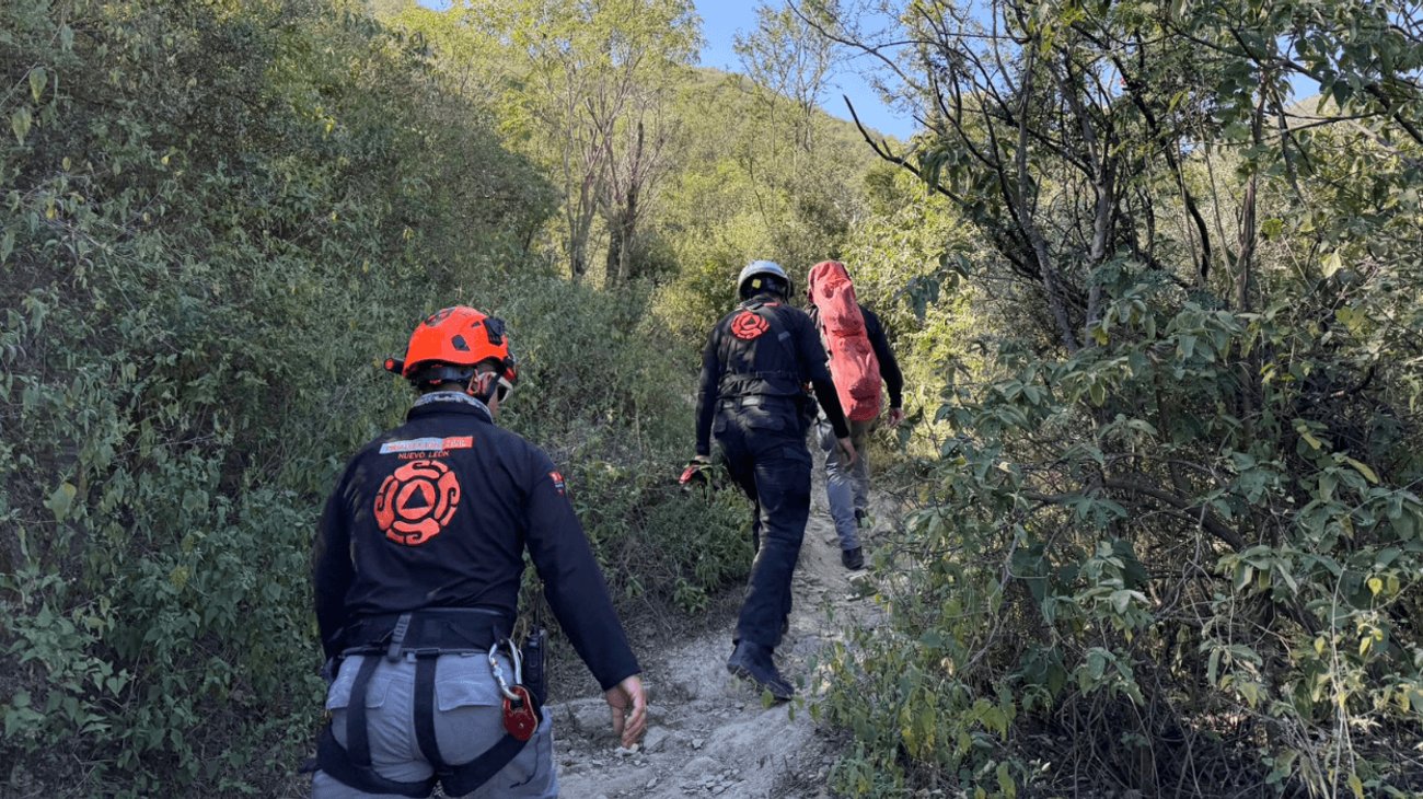 Mujer lesionada al descender el Cerro de Schoenstatt en Monterrey
