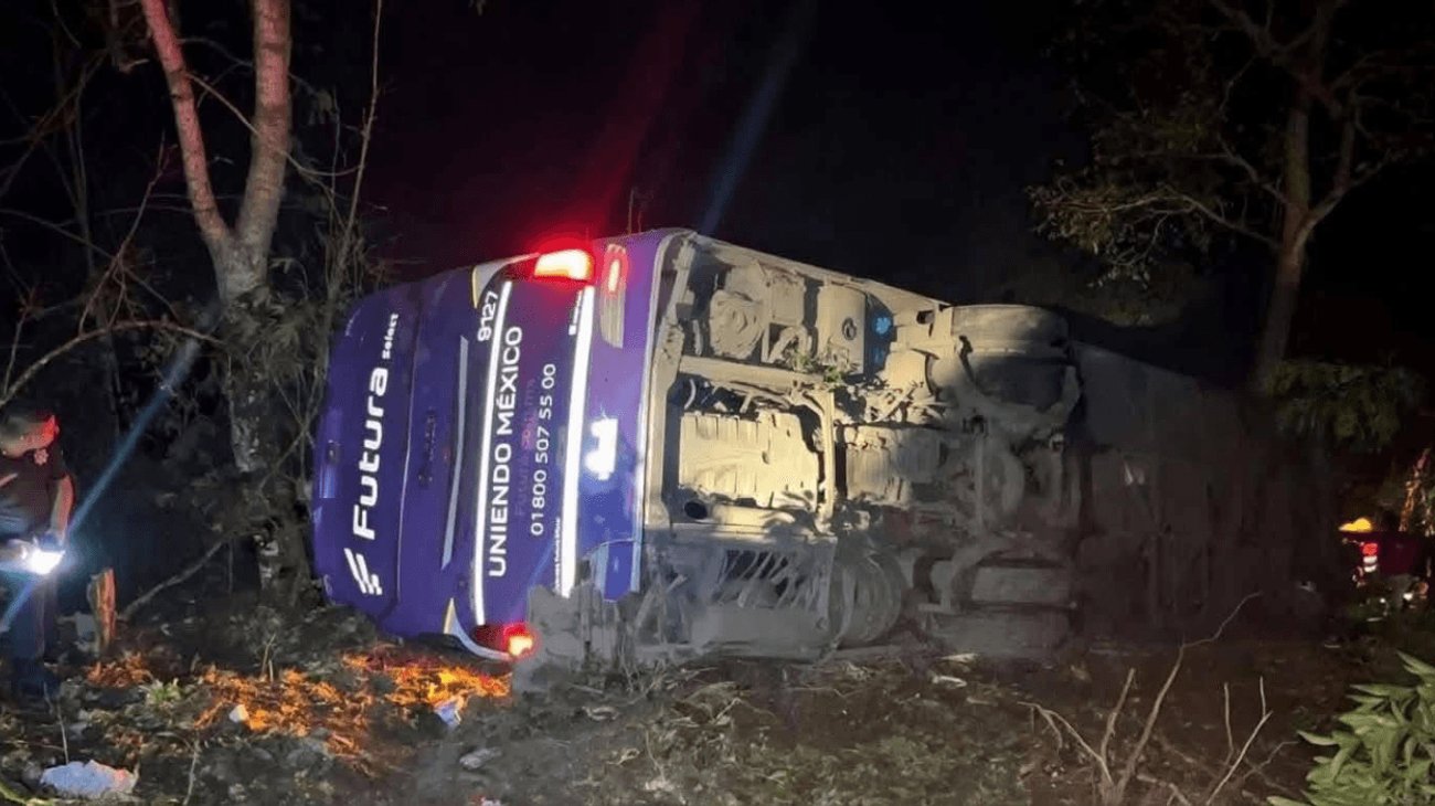 Cae autobús a barranco en Hidalgo; van cinco muertos y 27 heridos
