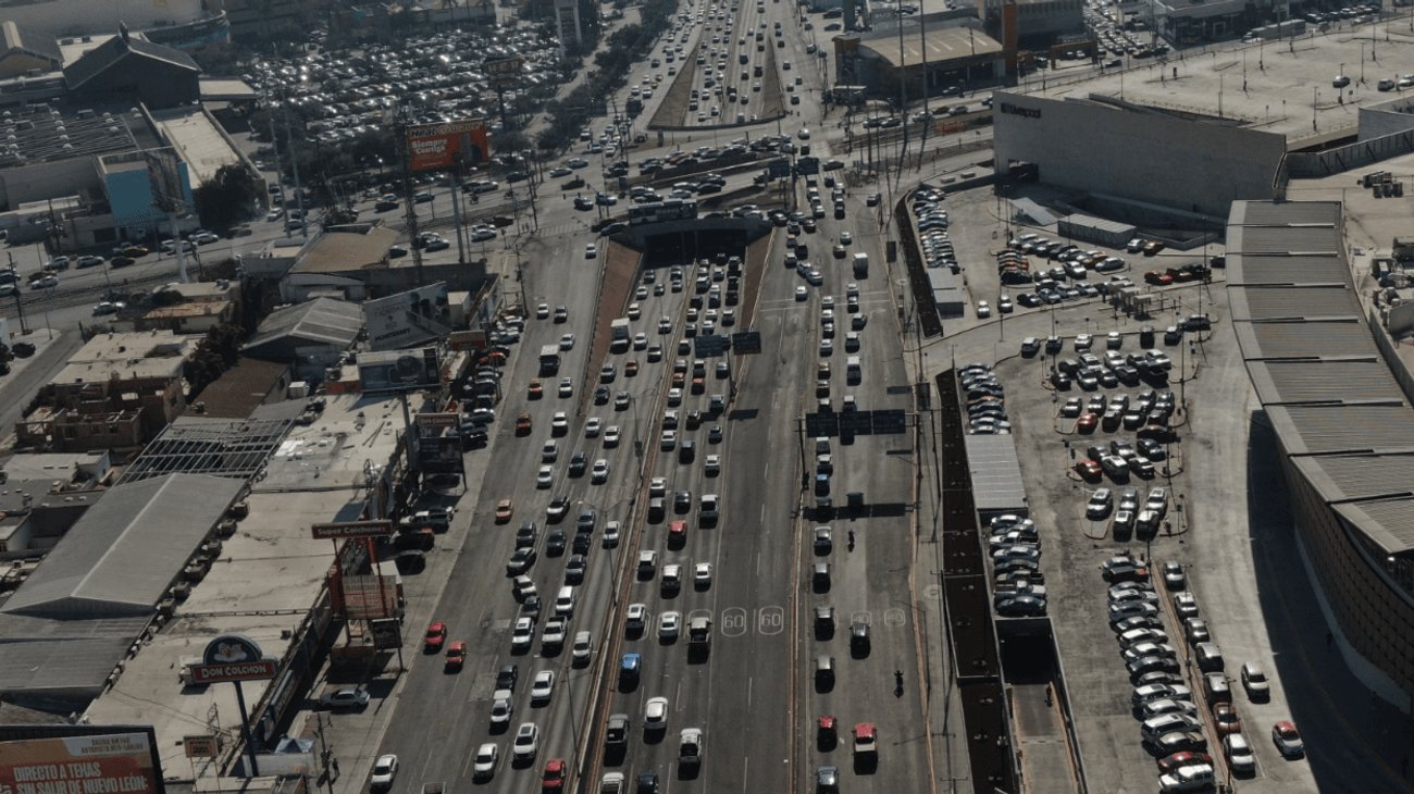 Regios colapsan avenidas durante épocas navideñas