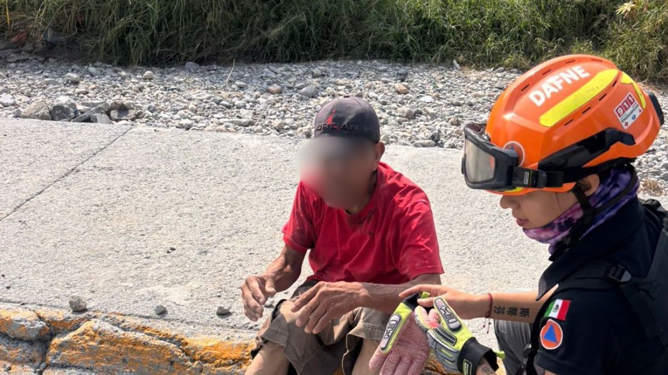 Hombre se introduce al alcantarillado en busca de comida