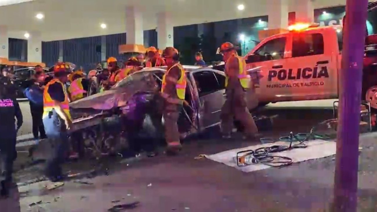 Chocan tras ignorar semáforo y quedan prensados