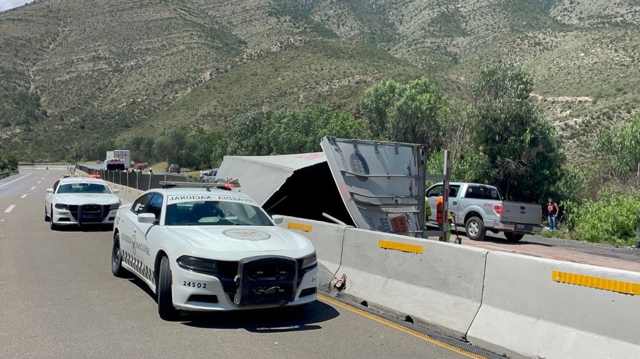 Caos vial por volcadura de tráiler en tramo Los Chorros