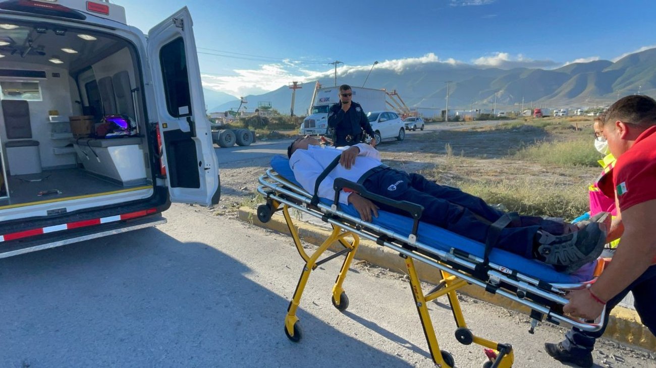 Envían al hospital a motociclista embestido en Arteaga