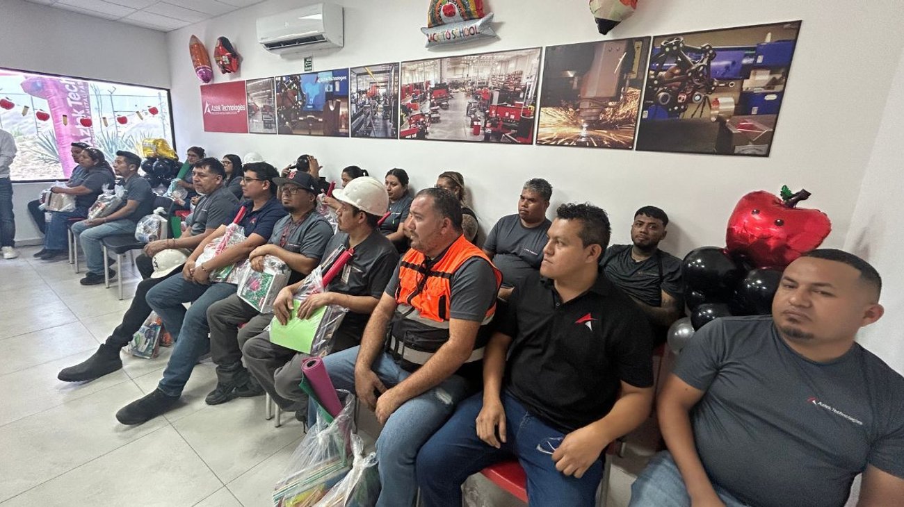 Entrega Aztek útiles escolares a hijos de empleados