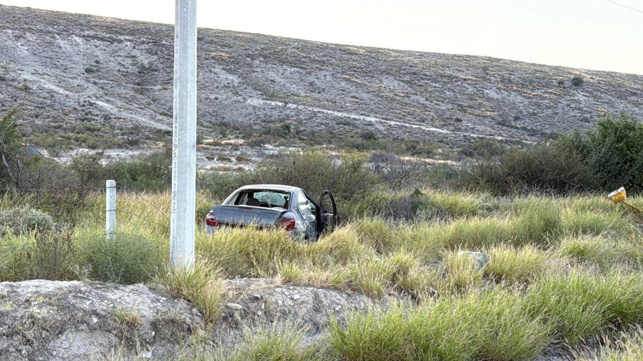 Resulta lesionado tras volcar sobre la vía a Ramos Arizpe