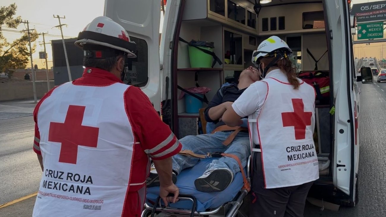 Queda lesionado tras ser embestido por moto en lateral