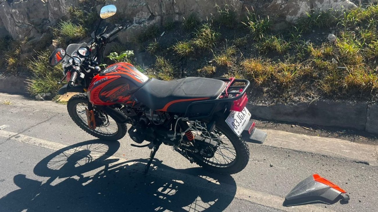 Advierten por riesgo de llevar a niños en moto y sin casco