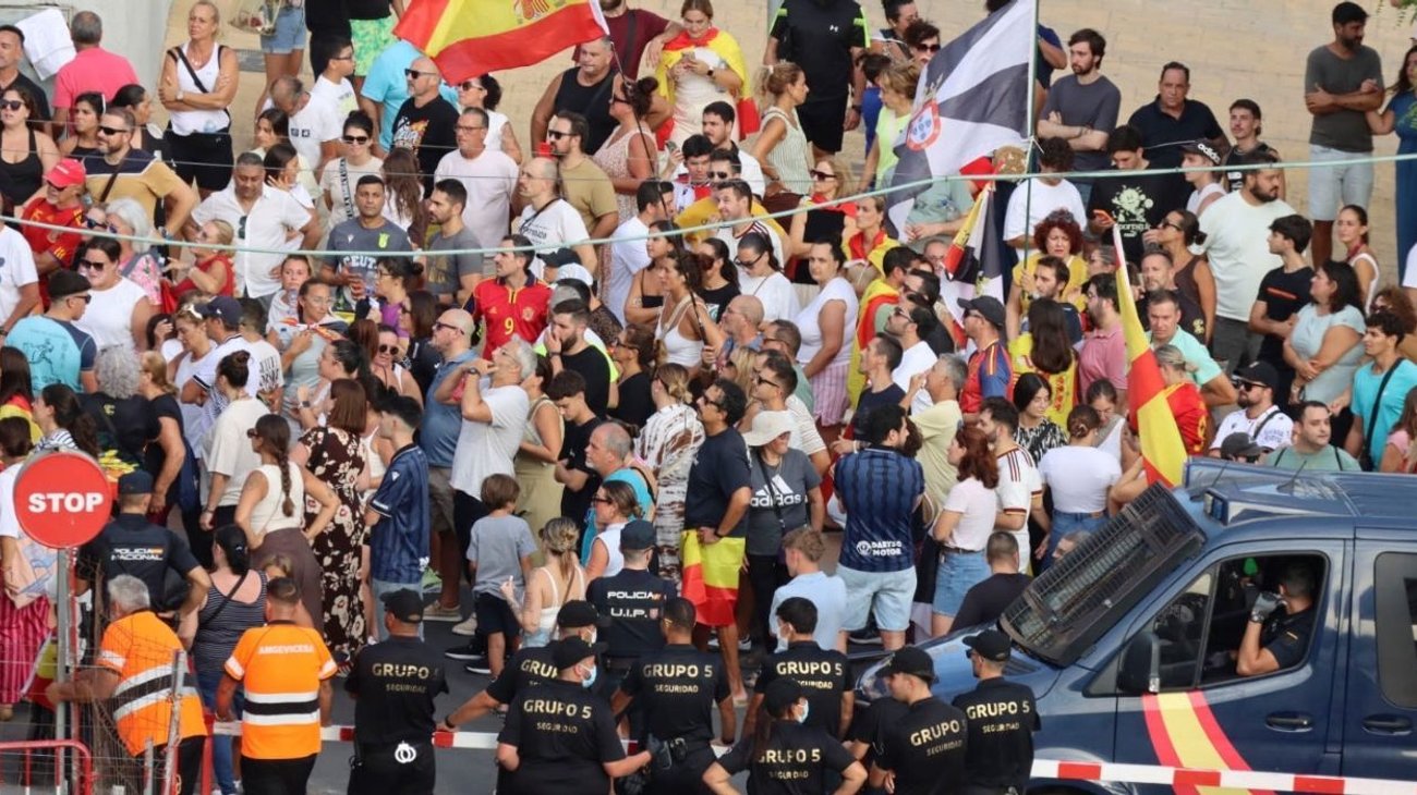 Protestan en Ceuta por presencia de migrantes en las calles