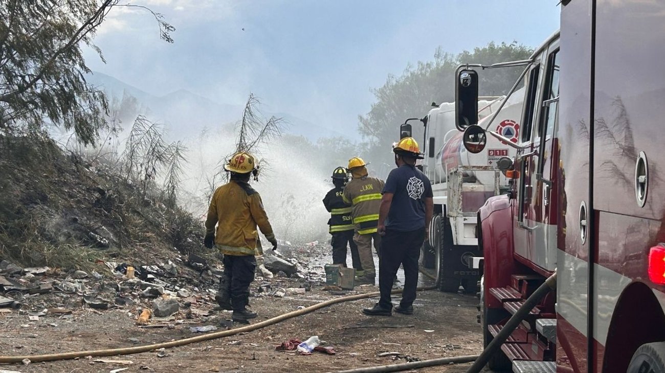 Incendio consume lote baldío al norte de Monterrey