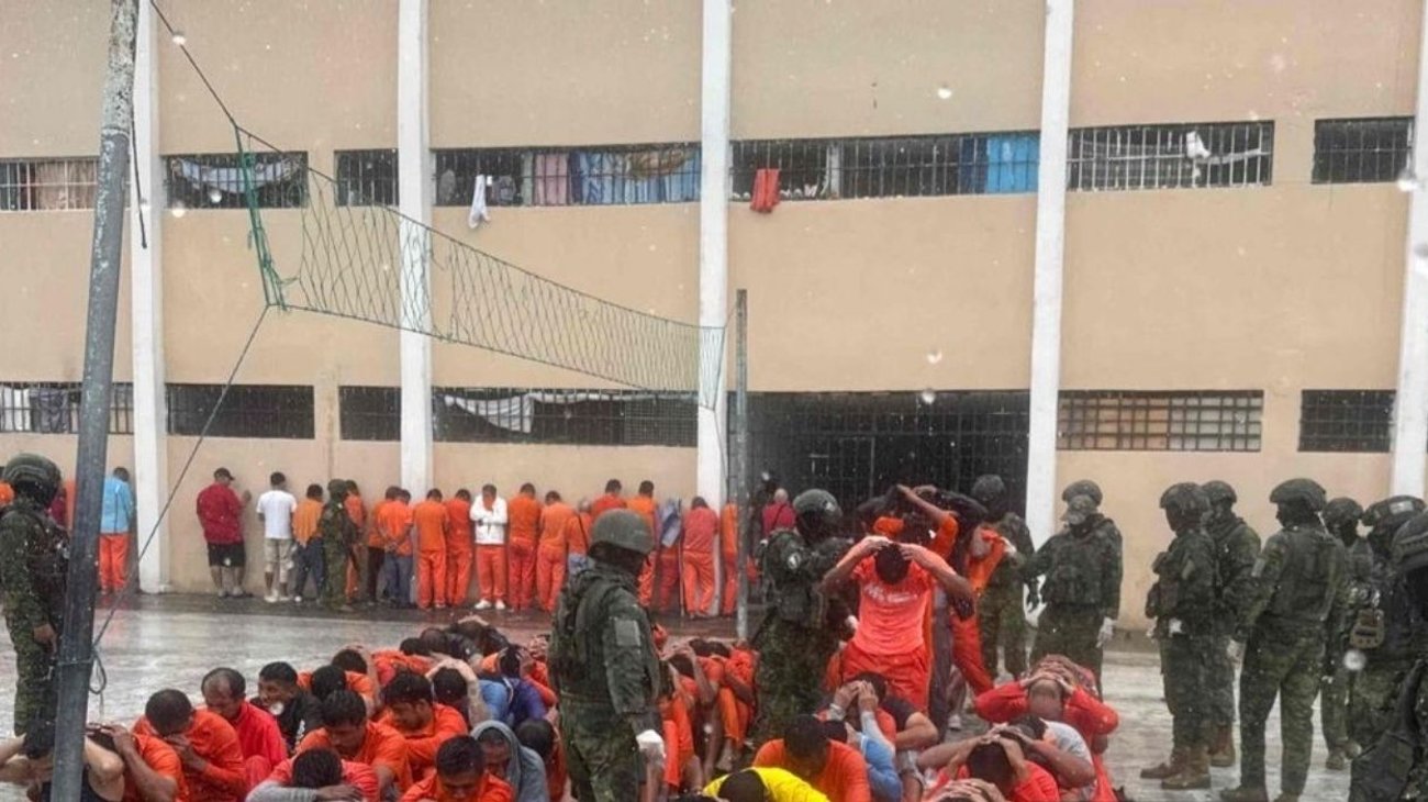 Ejército de Ecuador decomisa armas y droga en las cárceles