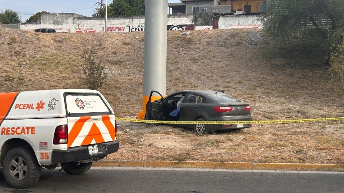 Muere conductor tras estrellarse contra poste de panorámico 